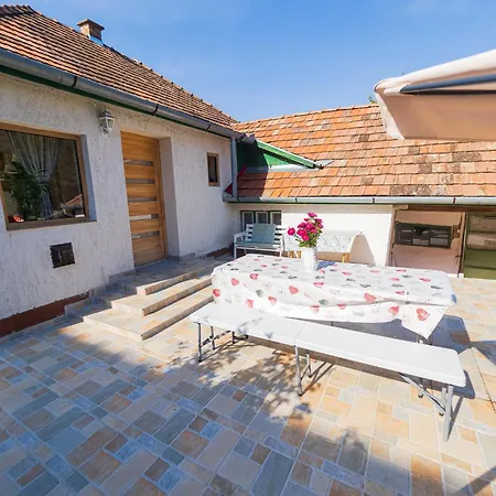 Lankas Vendeghaz - בית נופש Hollókő