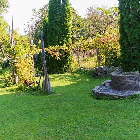 Lankas Vendeghaz - בית נופש Hollókő