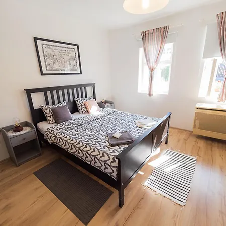 Lankas Vendeghaz - Hollókő