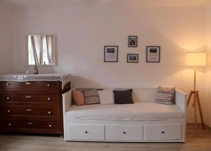 Lankas Vendeghaz - * Holloko