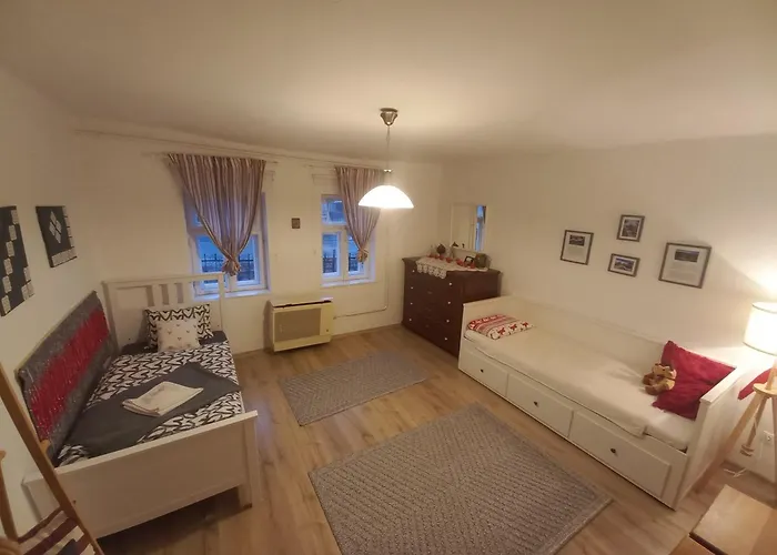 Lankas Vendeghaz - *